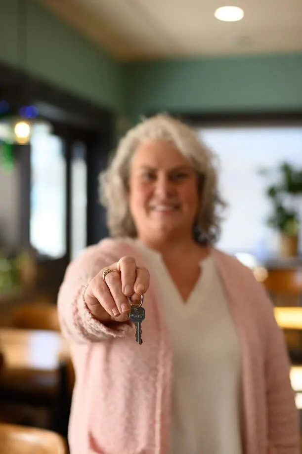 Rhonda Hurford handing over the keys to a new home